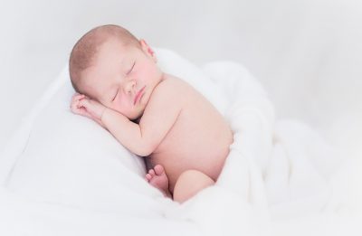Почему младенец дергается и вздрагивает во сне