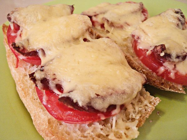 Горячие бутерброды с помидорами и охотничьими колбасками