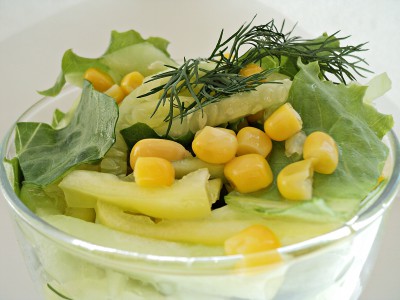 Салат с кукурузой, огурцом и перцем