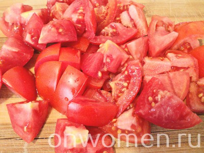 salat-s-kuricej-syrom-pomidorami-i-suharikami2