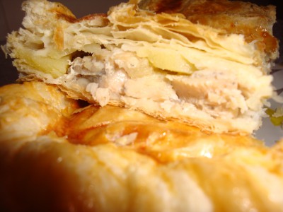 Пирог с курицей и картофелем из слоеного теста