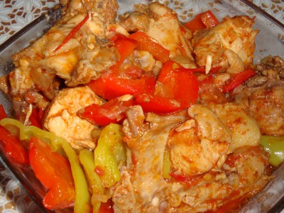 Теплый салат из болгарского перца и помидор с курицей