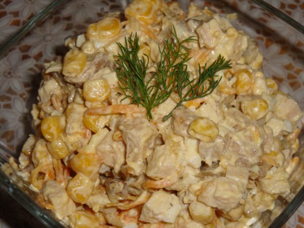 Салат с курицей, грибами и кукурузой