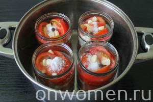 pomidory-dolkami-s-lukom-i-maslom-na-zimu10