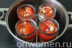 pomidory-dolkami-s-lukom-i-maslom-na-zimu11