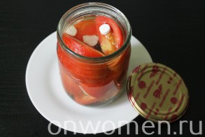 pomidory-dolkami-s-lukom-i-maslom-na-zimu13