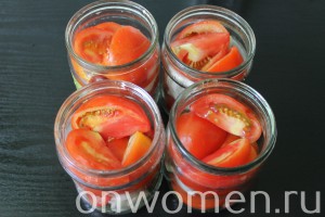 pomidory-dolkami-s-lukom-i-maslom-na-zimu8