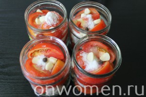 pomidory-dolkami-s-lukom-i-maslom-na-zimu9