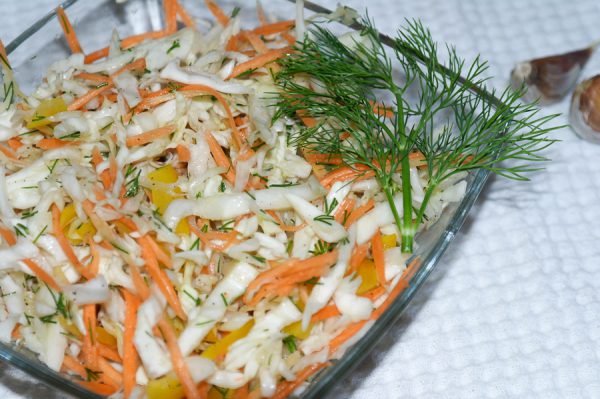 Салат из капусты и моркови с чесноком, заправленный уксусом