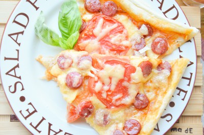 Пицца с охотничьими колбасками и помидорами