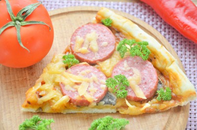 Пицца с колбасой и грибами на дрожжевом тесте