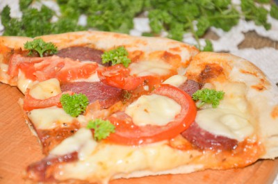 Пицца с салями и моцареллой на дрожжевом тесте