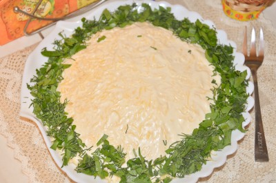 Слоеный салат со шпротами и сыром