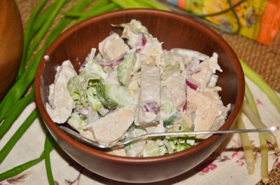 Салат с курицей, кальмарами и огурцом