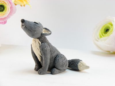 Мастерица Ирина Плужникова работает над созданием авторской игрушки тамбовского волка