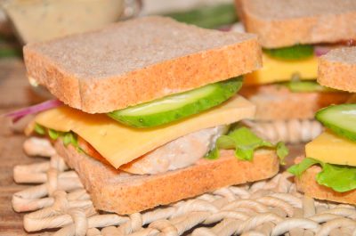 Сэндвич с курицей, сыром и овощами