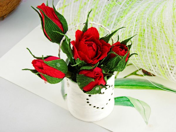 Бутон розы из гофрированной бумаги