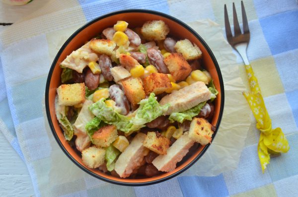 Салат с фасолью, сухариками, кукурузой и курицей