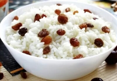 Рисовая вода с изюмом. Рисовая каша с изюмом. Рис с изюмом название. Каша рис с изюмом противине. Рис на молоке рецепт.