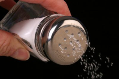 Когда сыпать соль при варке