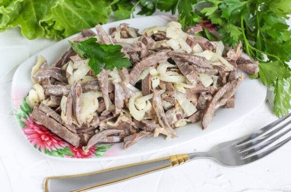 Салат из свиного сердца с маринованным луком